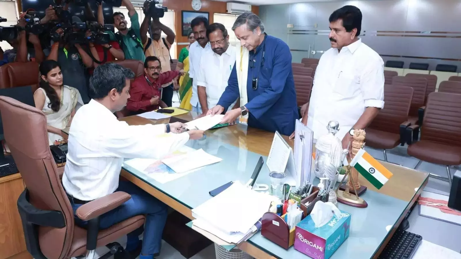 తిరువనంతపురం స్థానానికి నామినేషన్ వేసిన శశిథరూర్ తిరువనంతపురం స్థానానికి నామినేషన్ వేసిన శశిథరూర్