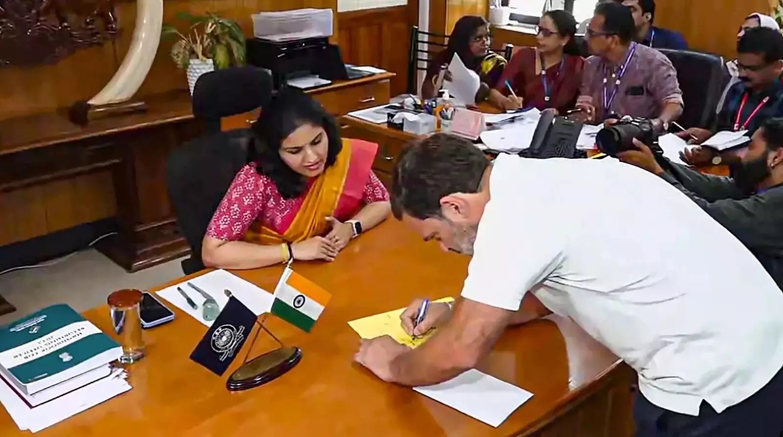 నామినేషన్ దాఖలు చేసిన రాహుల్ గాంధీ నామినేషన్ దాఖలు చేసిన రాహుల్ గాంధీ