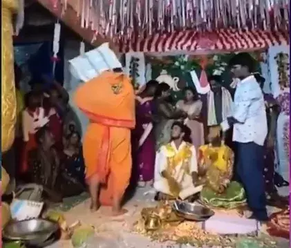 పురోహితుడికి ఘోర అవమానం.. కదిలొచ్చిన హిందూ సంఘాలు