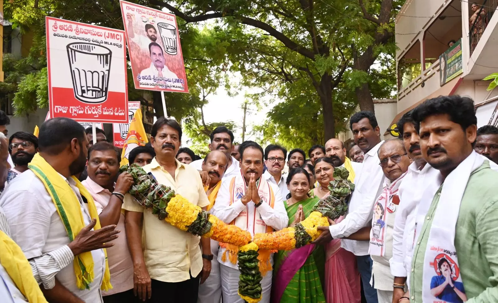 నీడలా వెంటాడుతున్న..  స్థానికత అభ్యంతరం..!