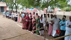 కిటకిటలాడుతున్న ఓటింగ్‌ కేంద్రాలు