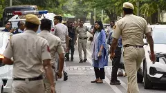 కేజ్రీవాల్ తల్లిదండ్రులను విచారిస్తున్నారా?