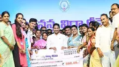 విద్యార్థుల తల్లులకు ప్రభుత్వం నోటీసులు