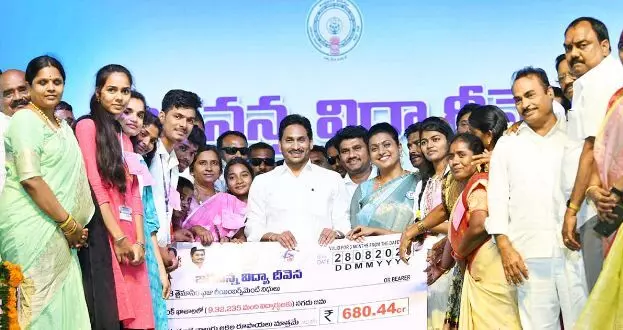 విద్యార్థుల తల్లులకు ప్రభుత్వం నోటీసులు