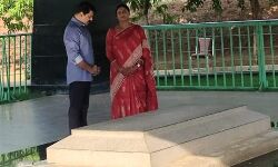 ఇడుపులపాయలో షర్మిల ప్రార్థనలు ఇడుపులపాయలో షర్మిల ప్రార్థనలు