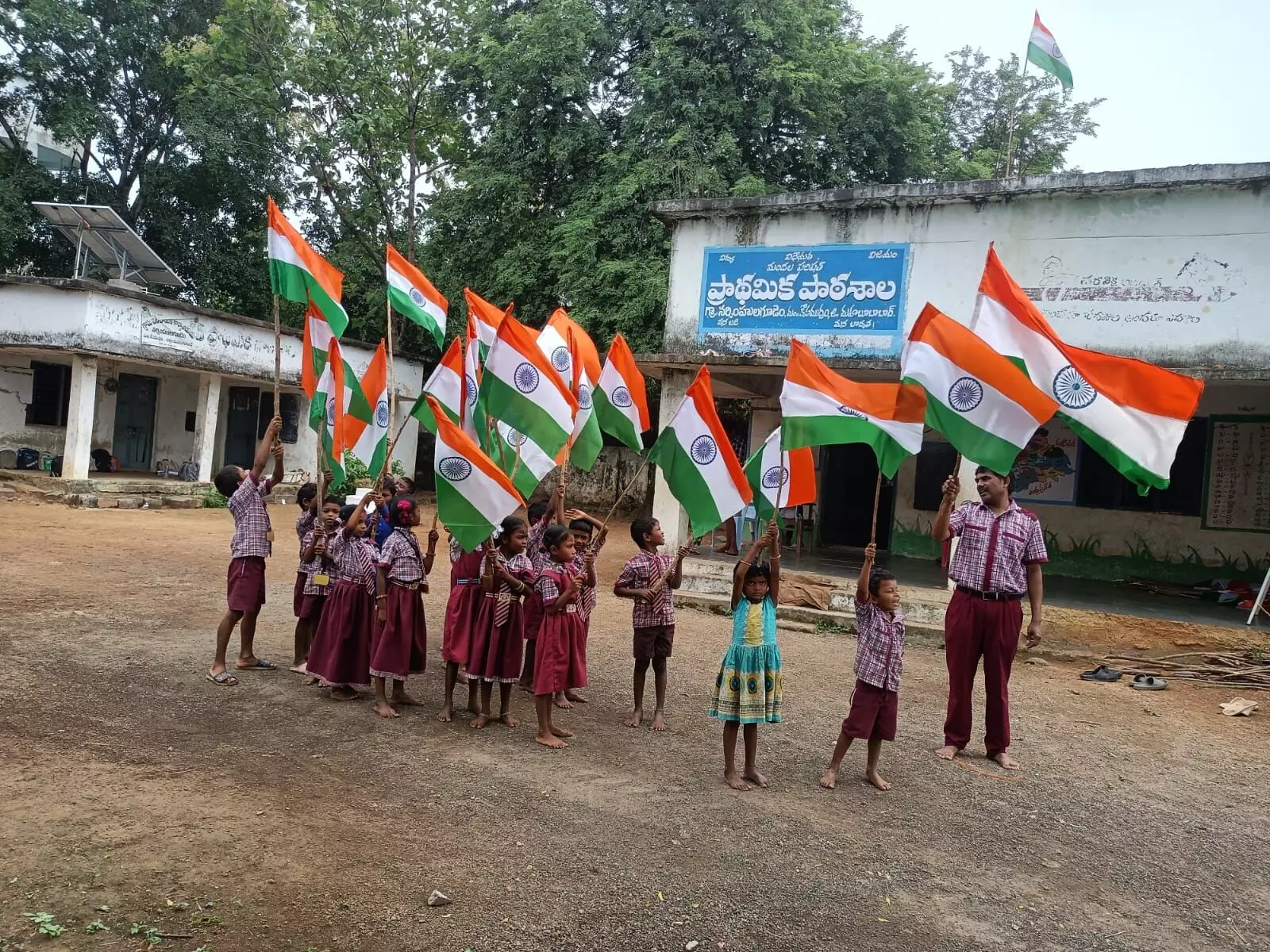 మోదీ ప్రమాణస్వీకారానికి ఈ తెలంగాణ టీచర్ కి ఆహ్వానం ఎందుకొచ్చింది?