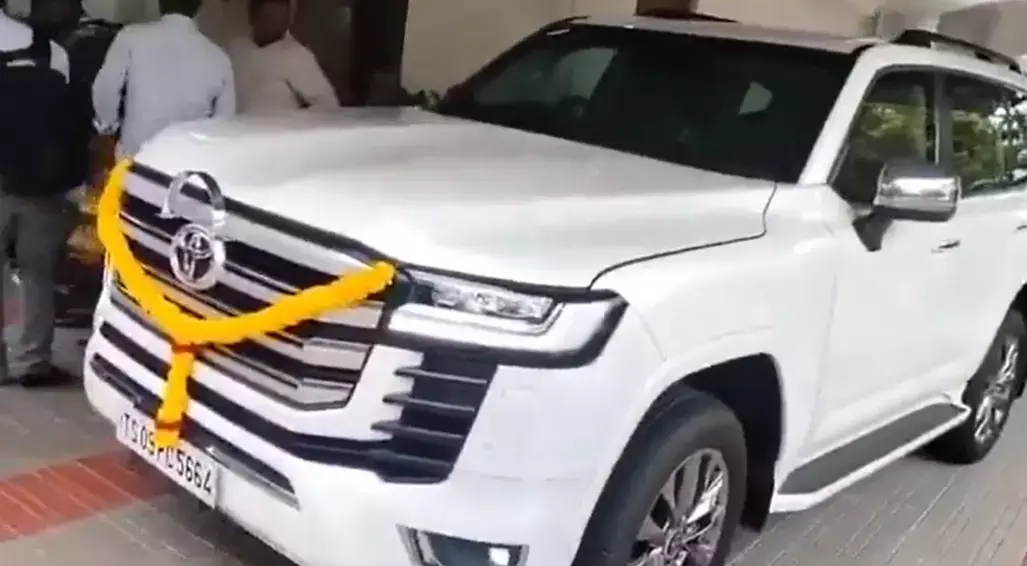 తెలంగాణ మంత్రులకు కేసీఆర్ ల్యాండ్ క్రూయిజర్లు