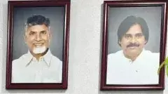 ప్రభుత్వ ఆఫీసుల్లో బాబుతో పాటు పవన్‌ ఫొటో