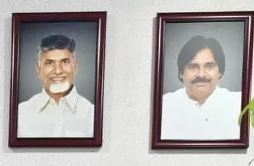 ప్రభుత్వ ఆఫీసుల్లో బాబుతో పాటు పవన్‌ ఫొటో