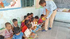 మోదీ మెచ్చిన తెలంగాణ టీచర్ కి అండగా జనం