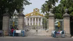 రాజ్ భవన్ పరిసరాల్లో పోలీసులు కనిపించొద్దు: గవర్నర్