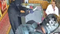 హైదరాబాద్ లో కొత్త తరహా దొంగలు... కత్తితో గాయం చేసి దోపిడీ