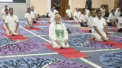 కాశ్మీర్ లో ప్రధాని మోదీ యోగా సందడి