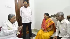 కర్ణాటక సీఎం సిద్ధరామయ్యను కలిసిన రేణుకాస్వామి తల్లిదండ్రులు