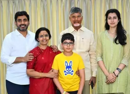 కుటుంబానికి దూరమైన జగన్... చంద్రబాబు చుట్టూ కుటుంబం