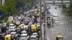 ఢిల్లీలో కుండపోత వాన: విమానాశ్రయంలో కూలిన టెర్మినల్ పైకప్పు