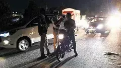 పోలీసులకు షాకిచ్చిన మందుబాబు: బ్రీత్ ఎనలైజర్‌తో పరార్!