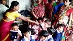 అంగన్‌వాడీ భోజనం ప్యాకెట్‌లో చనిపోయిన పాముపిల్ల..