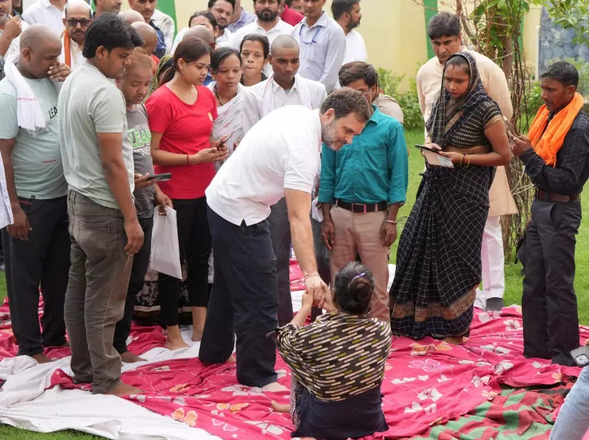 హత్రాస్‌ తొక్కిసలాటలో మృతుల కుటుంబాలను పరామర్శించిన రాహుల్