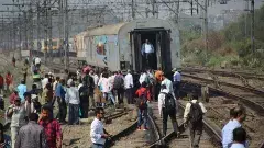 విడిపోయిన ఎక్స్‌ప్రెస్ రైలు భోగీలు..