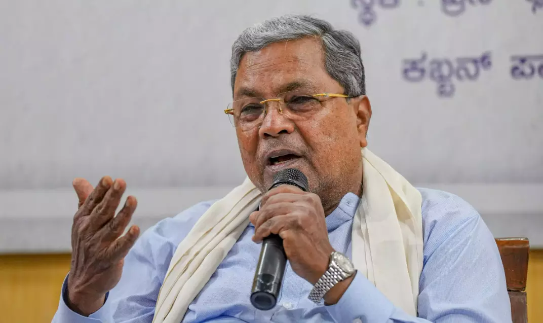 వాళ్లతో మీకేం పని.. పోలీసులకు వార్నింగ్ ఇచ్చిన సీఎం వాళ్లతో మీకేం పని.. పోలీసులకు వార్నింగ్ ఇచ్చిన సీఎం