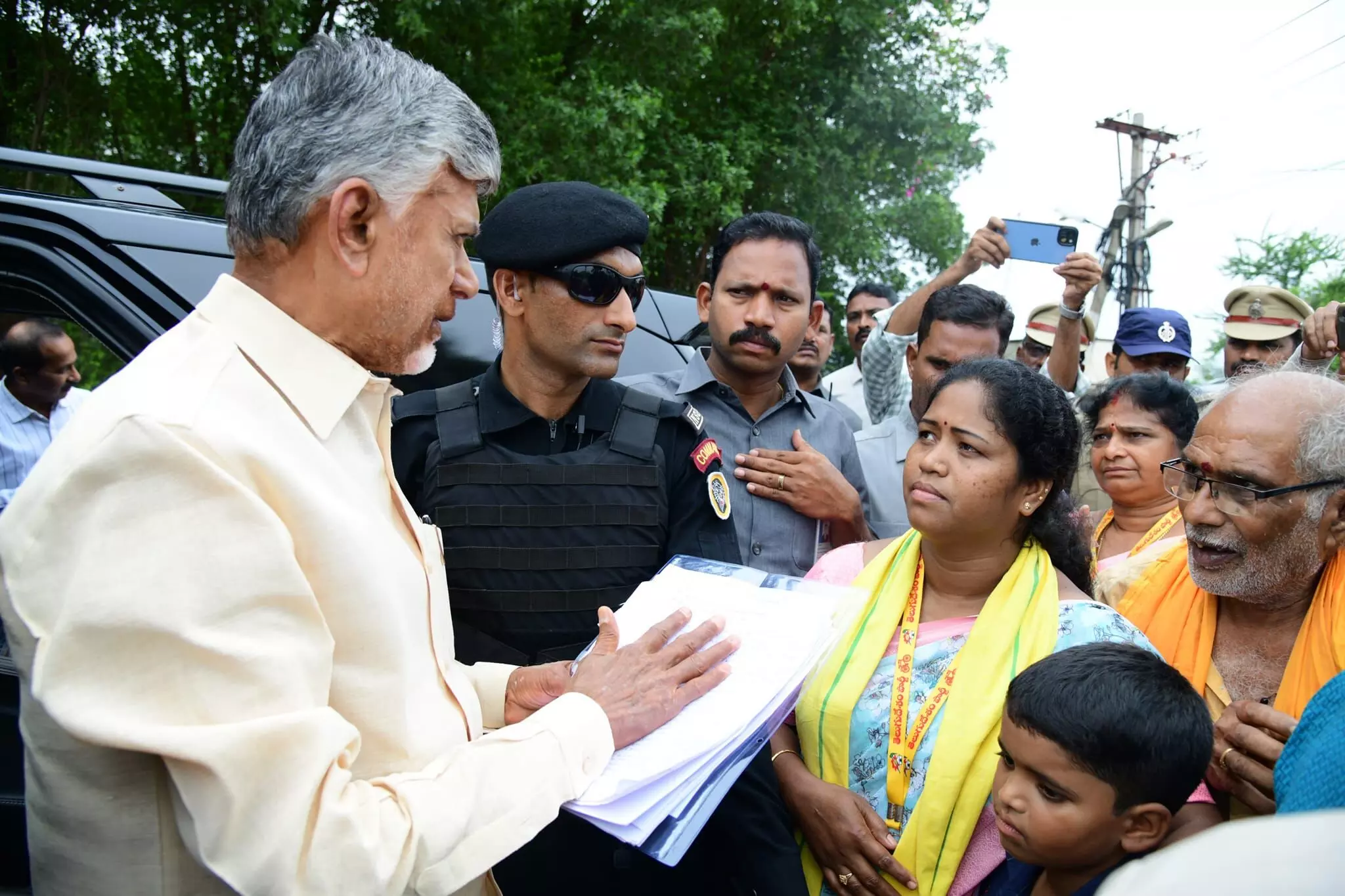 అందుకేనా చంద్రబాబు తన కాళ్ళకు మొక్కొద్దన్నారు!