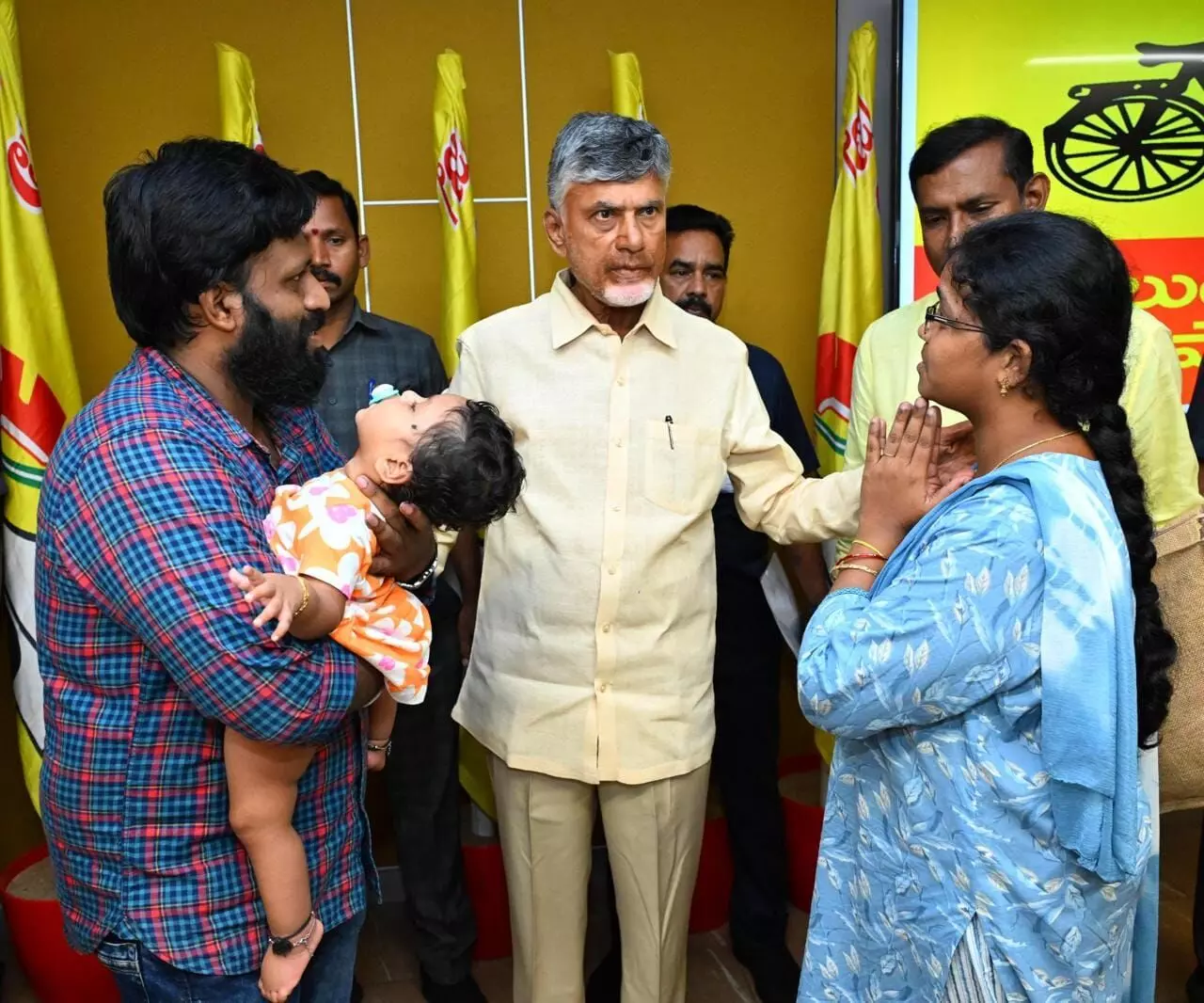 ప్రభుత్వాన్ని, పార్టీని క్లబ్‌ చేస్తున్న చంద్రబాబు?