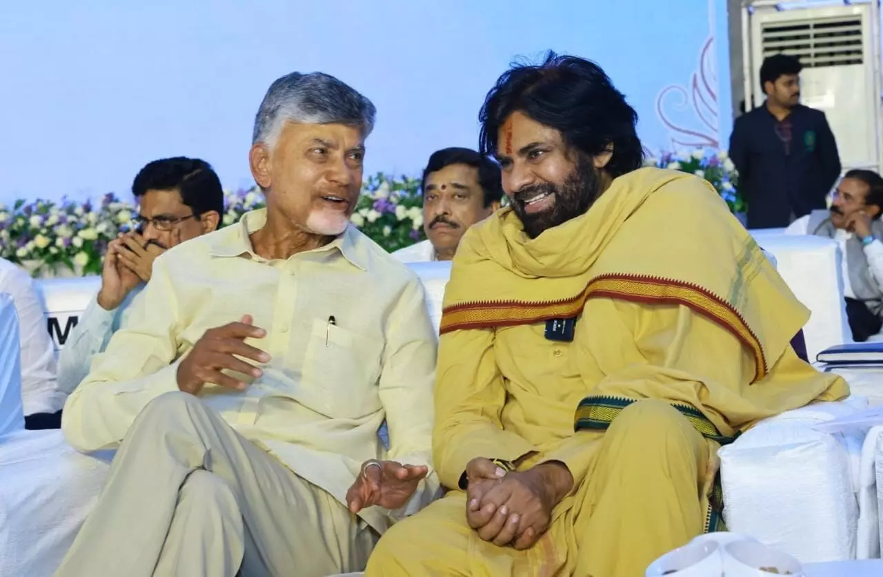 తెలంగాణలో పథకాల పండుగ... ఏపీలో ఎందుకు లేదు?