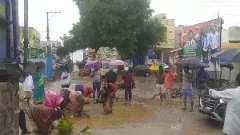 రోడ్లపై వరినాట్లు వేసిన మహిళలు.. ప్రభుత్వంపై నిరసనే..!