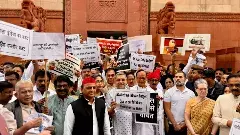 బడ్జెట్‌ వివక్షపూరితం - ఇండియా కూటమి ఎంపీల నిరసన