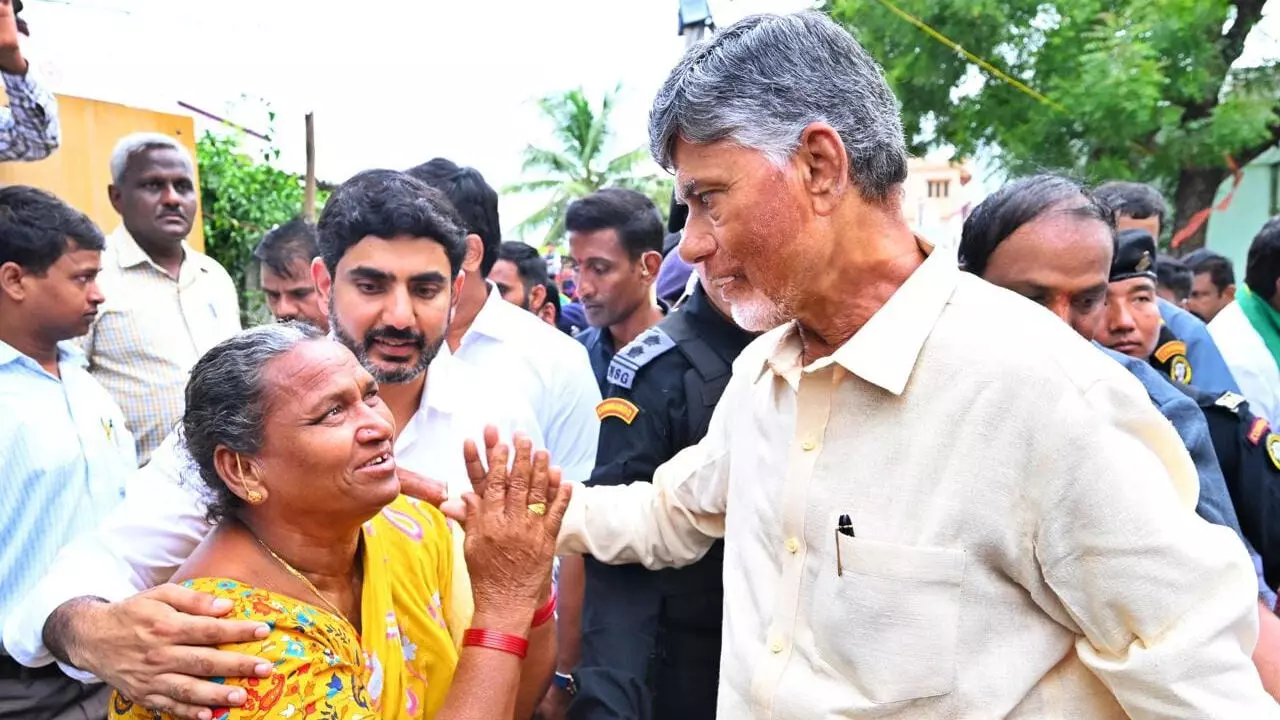 మరోసారి హాట్ టాపిక్‌గా పింఛన్ల పంపిణీ.. ఎందుకింత హంగామా!