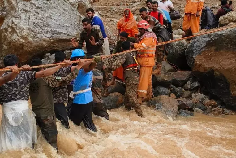 కేరళలో కొండచెరియలు విరిగి పడిన ఘటనలో పెరుగుతున్న మృతుల సంఖ్య