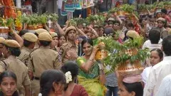 మహిళలపై ఈవ్‌టీజర్ల వేధింపులు,కొరడా  ఝళిపించిన షీ టీమ్స్