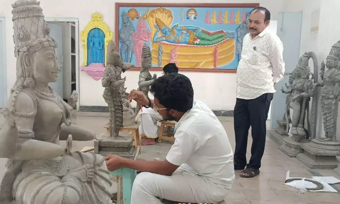 వారి చేతి స్పర్శ సోకితే శిలలకు ప్రాణం
