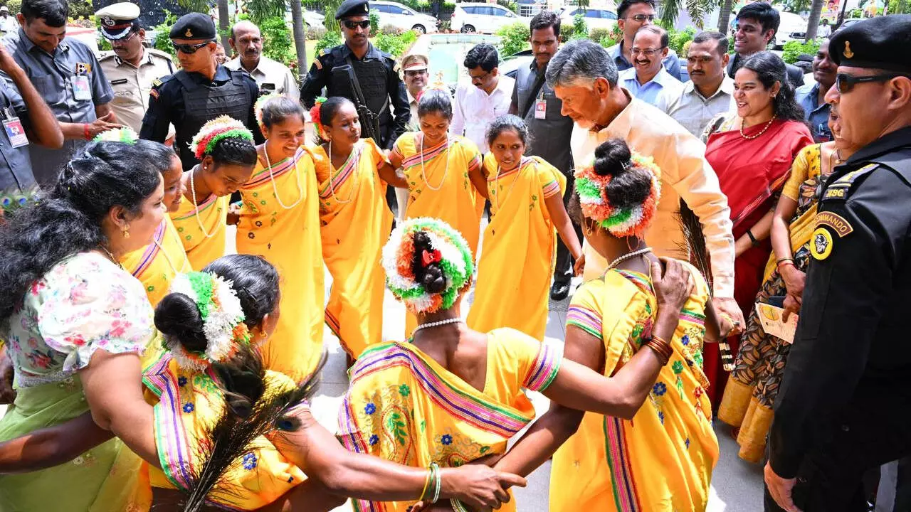 ఆదివాసీలతో కలిసి చిందేసిన చంద్రబాబు..