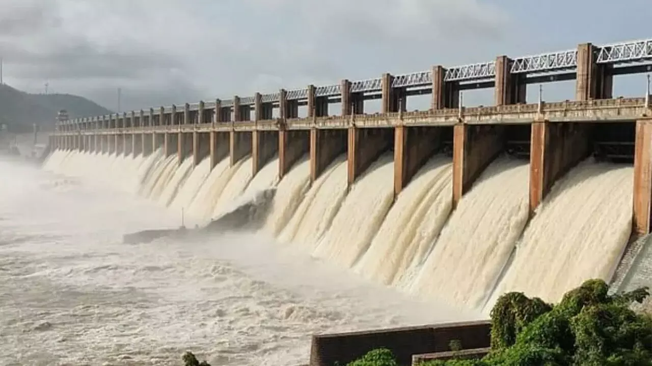 కొట్టుకుపోయిన తుంగభద్ర డ్యామ్ గేటు.. అప్రమత్తమైన ఆంధ్ర