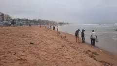 సముద్రం రంగులు మార్చుకుంటుందా.. విశాఖ తీరంలో వింత