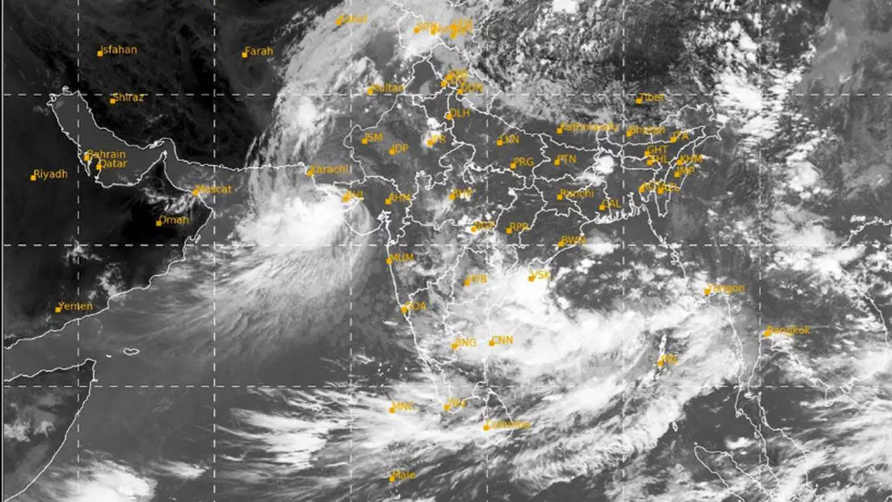 తుఫాన్ ‘ఆస్నా’ ఎఫెక్ట్.. అతలాకుతలమైన ఆంధ్ర