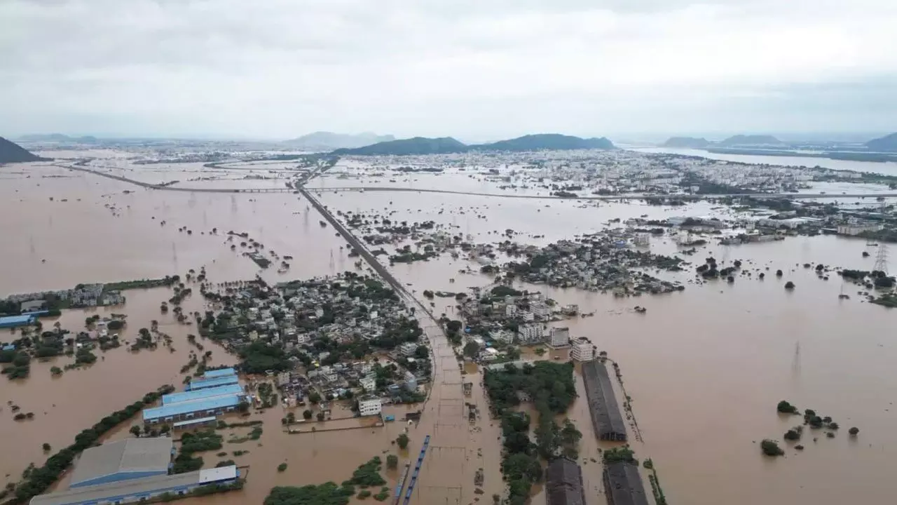 ఆంధ్రను ముంచెత్తిన వరదలు.. 15మంది మృతి