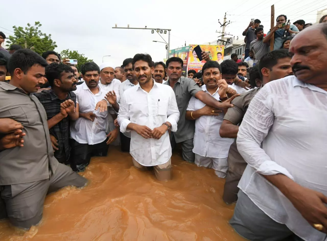 విజయవాడ  విలవిల, ఎవరు కారణం?