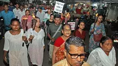 పోలీసులు లంచం ఇవ్వాలని చూశారు: ట్రైనీ డాక్టర్ తల్లిదండ్రులు