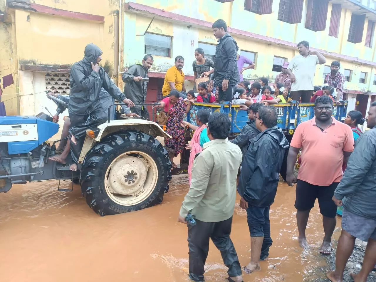 640 మంది విద్యార్థినుల ప్రాణాలు కాపాడిన ఉపాధ్యాయులు