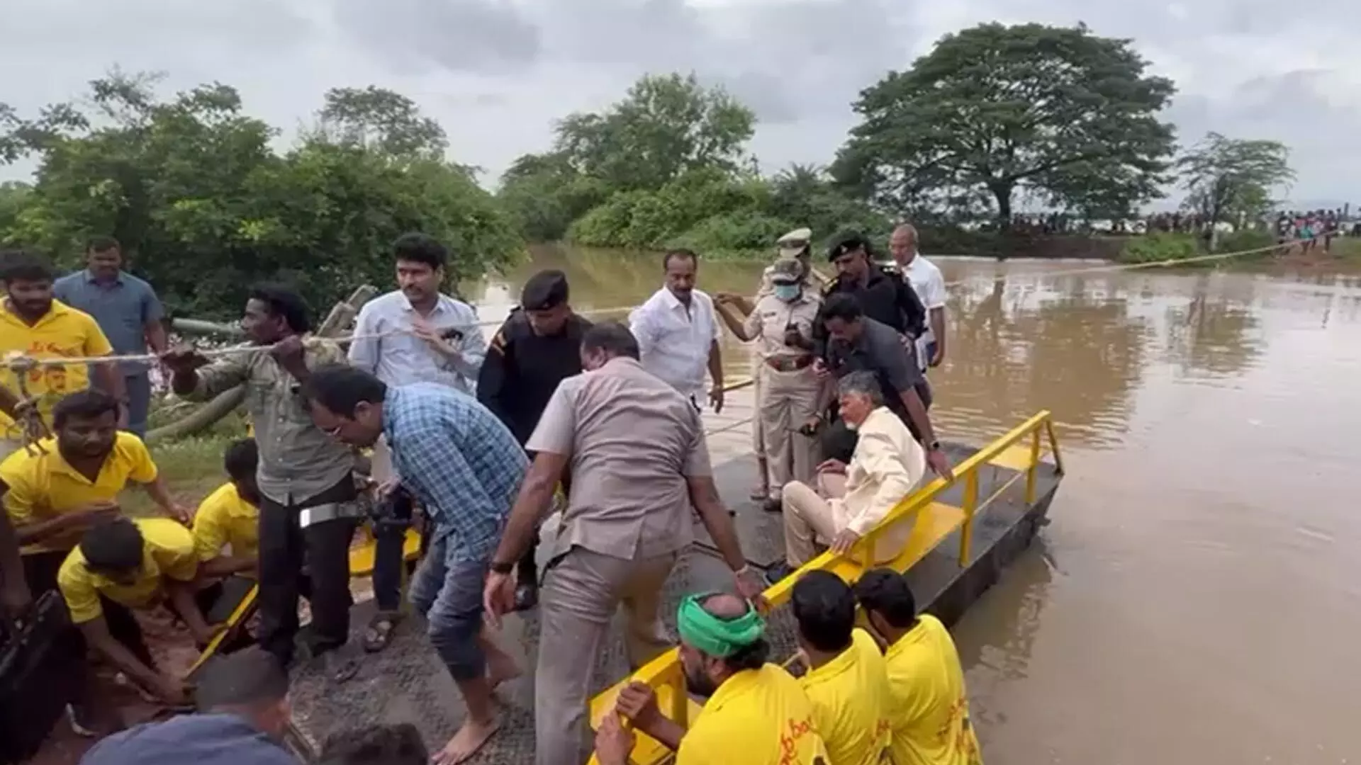 బల్లకట్టుపై కాలువ దాటిన చంద్రబాబు.. తప్పిన పెను ప్రమాదం..