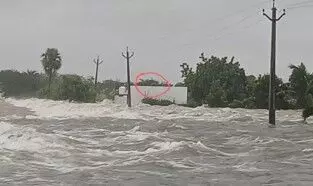 వరదనీటిలో గోడపై ఉన్న యాకూబ్ దంపతులు