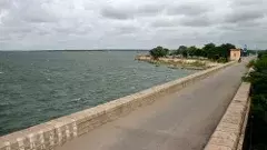 తెరుచుకున్న జంట జలాశయాల గేట్లు