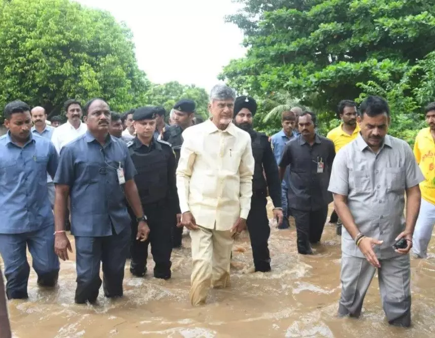 మంత్రులు వరదల్లో ఎలా పనిచేశారో తెలుసా...