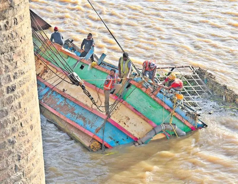 క్రిష్ణా వరదలు.. బోట్ రాజకీయాలు..