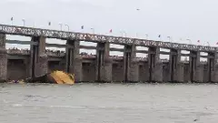 ప్రకాశం బ్యారేజీ బోట్లను ఇలా లాగుతున్నారు