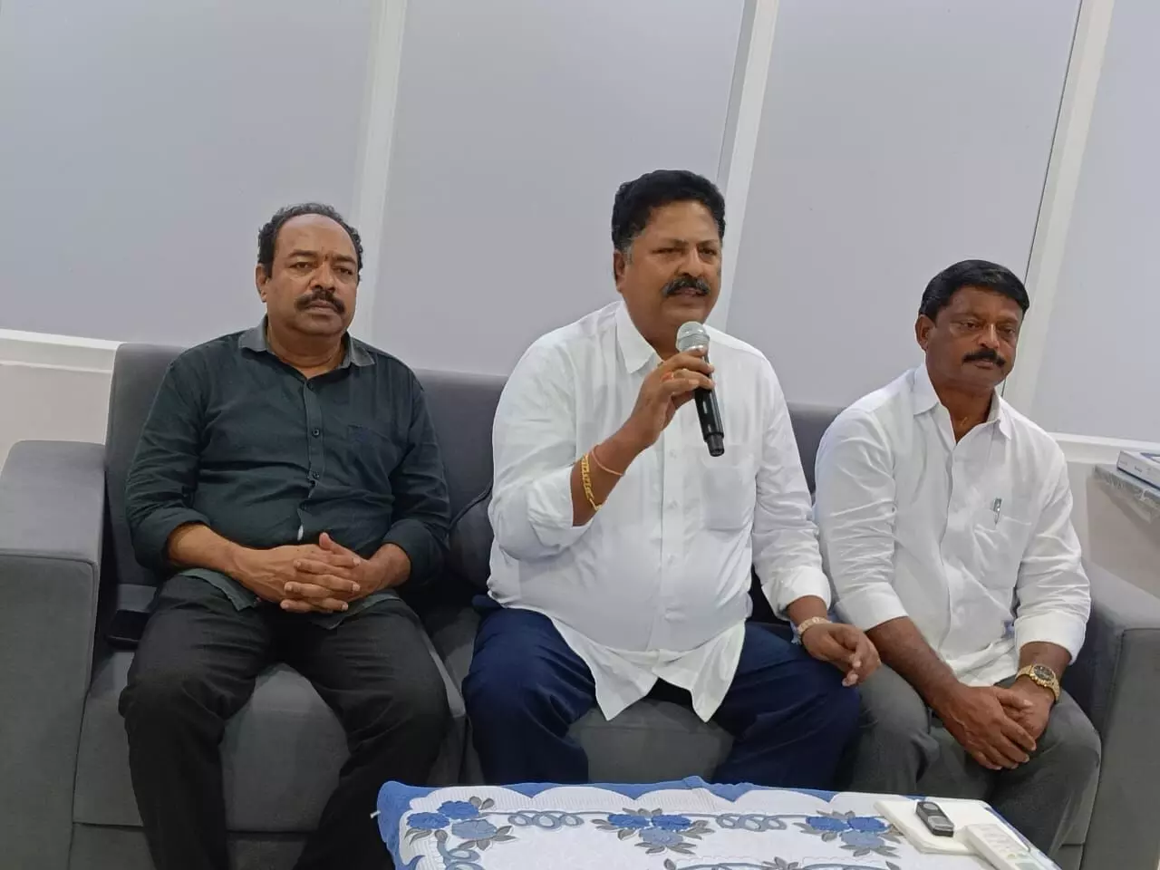 సీఎం చంద్రబాబు దళారీగా మారారు: మాజీ మంత్రి కారుమూరి