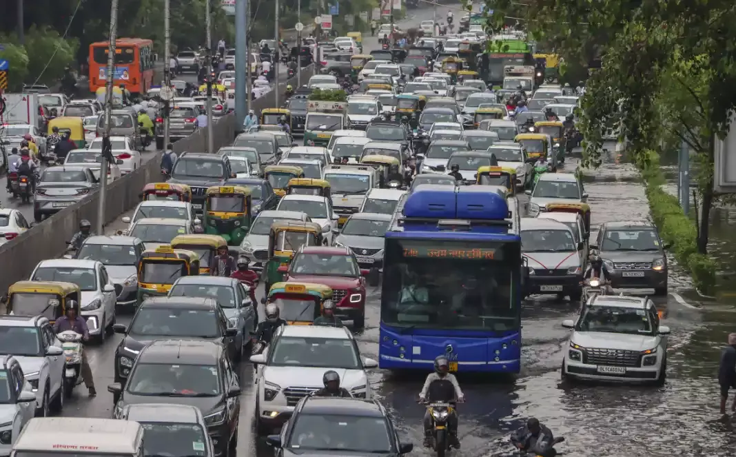 హైదరాబాద్ వస్తున్నారా, అయితే ఈ రూట్లు ఫాలోకండి!